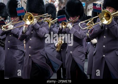 Wachablösung in Windsor Castle, Großbritannien, mit der Nijmegen Company Grenadier Guards an diesem Tag mit Musik von der Band der Schottischen Garde. Stockfoto