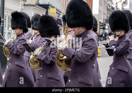 Wachablösung in Windsor Castle, Großbritannien, mit der Nijmegen Company Grenadier Guards an diesem Tag mit Musik von der Band der Schottischen Garde. Stockfoto