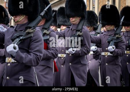 Wachablösung in Windsor Castle, Großbritannien, mit der Nijmegen Company Grenadier Guards an diesem Tag mit Musik von der Band der Schottischen Garde. Stockfoto