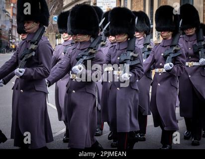 Wachablösung in Windsor Castle, Großbritannien, mit der Nijmegen Company Grenadier Guards an diesem Tag mit Musik von der Band der Schottischen Garde. Stockfoto