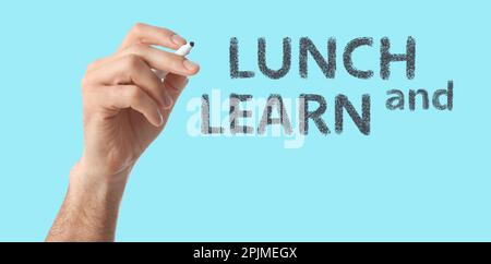 „Lunch and Learn“-Konzept. Mann mit Markierung auf türkisfarbenem Hintergrund, Nahaufnahme Stockfoto