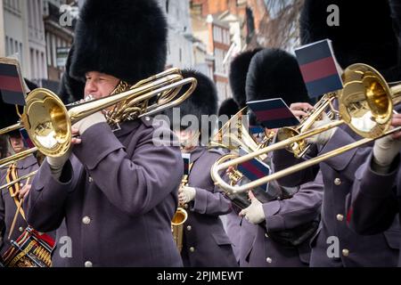 Wachablösung in Windsor Castle, Großbritannien, mit der Nijmegen Company Grenadier Guards an diesem Tag mit Musik von der Band der Schottischen Garde. Stockfoto