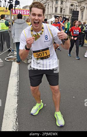 London UK. 2. April 2023 AJ Pritchard am Ende des 2023. Halbmarathons der London Landmarks in Whitehall, London. Sue Andrews/Alamy. Stockfoto