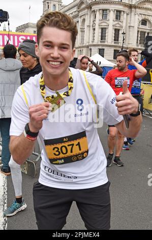 London UK. 2. April 2023 AJ Pritchard am Ende des 2023. Halbmarathons der London Landmarks in Whitehall, London. Sue Andrews/Alamy. Stockfoto