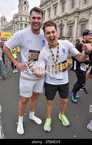 London UK. 2. April 2023 AJ Pritchard & Curtis Pritchard am Ende des London Landmarks Half Marathon 2023 in Whitehall, London. Sue Andrews/A Stockfoto