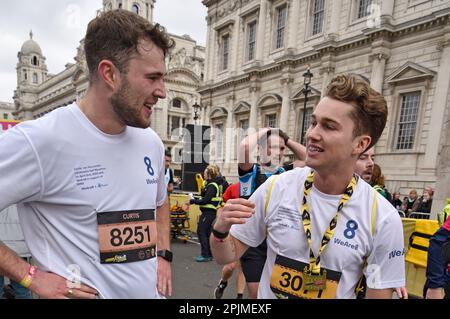 London UK. 2. April 2023 AJ Pritchard & Curtis Pritchard am Ende des London Landmarks Half Marathon 2023 in Whitehall, London. Sue Andrews/A Stockfoto