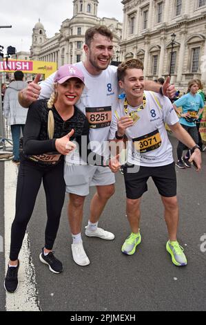 London UK. 2. April 2023 Aimee Fuller, AJ Pritchard & Curtis Pritchard am Ende des London Landmarks Half Marathon 2023 in Whitehall, London. Stockfoto