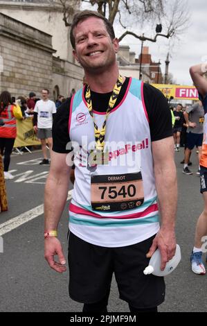 London UK. 2. April 2023 Dermot O'Leary am Ende des 2023. Halbmarathons der Londoner Wahrzeichen in Whitehall, London. Sue Andrews/Alamy. Stockfoto