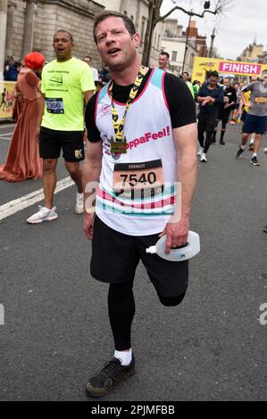 London UK. 2. April 2023 Dermot O'Leary am Ende des 2023. Halbmarathons der Londoner Wahrzeichen in Whitehall, London. Sue Andrews/Alamy. Stockfoto