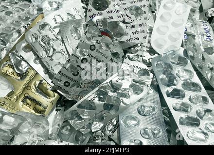 Moskau, Russland, November 2022: Viele leere gebrauchte Pillen-Blasen. Das Konzept der getrennten Mülltrennung, Umweltschutz. Stockfoto