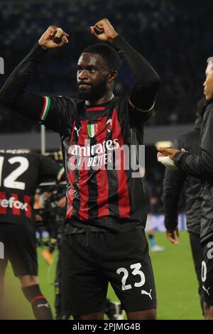 Neapel, Italien. 02. April 2023. Fikayo Tomori vom AC Mailand begrüßt seine Fans am Ende des Rennens während des Spiels der Serie A zwischen SSC Napoli und AC Mailand am 2. April 2023 im Diego Armando Maradona Stadium in Neapel, Italien. (Foto: Agostino Gemito/Pacific Press/Sipa USA) Guthaben: SIPA USA/Alamy Live News Stockfoto