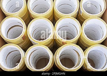 Verpackungsband in Kartons, Draufsicht. Baumaterialien Stockfoto