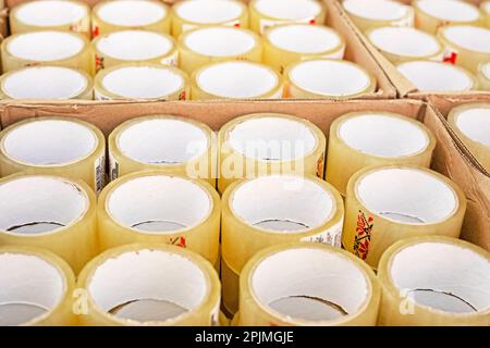 scotch-Behälter in Kartons, Draufsicht. Baumaterialien Stockfoto