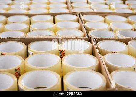 scotch-Behälter in Kartons, Draufsicht. Baumaterialien Stockfoto