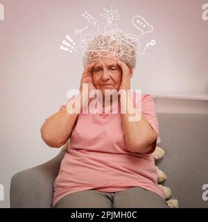 Ältere Frau, die zu Hause an Demenz leidet. Zur Darstellung unangenehmer Gedanken bei kognitiven Störungen Stockfoto