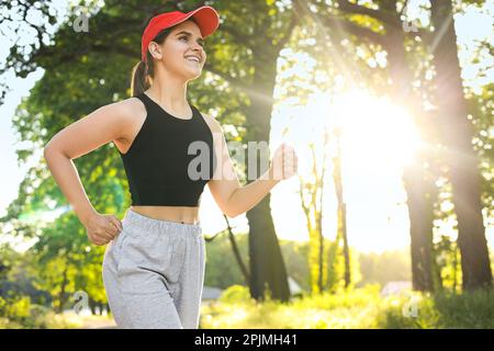 Junge Frau, die morgens draußen rennt. Platz für Text Stockfoto