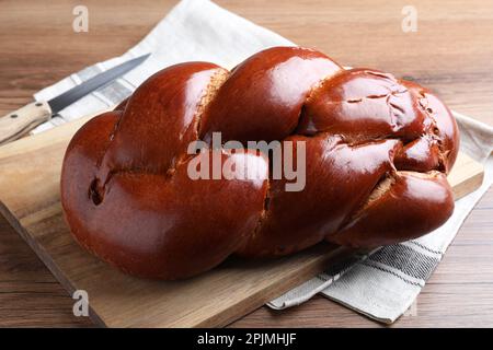 Hausgemachtes geflochtenes Brot auf Holztisch, Nahaufnahme. Traditionelle Sabbat-Challah Stockfoto