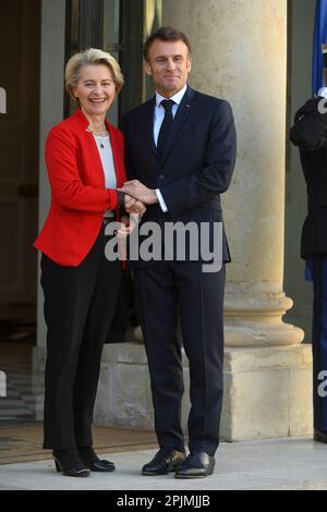 Paris, Frankreich. 03. April 2023. Emmanuel Macron, Arbeitsessen mit Frau Ursula von der Leyen, dem Ehrengericht des Elysépalastes in Paris, Frankreich, am 3. April 2023. (Foto: Lionel Urman/Sipa USA) Guthaben: SIPA USA/Alamy Live News Stockfoto