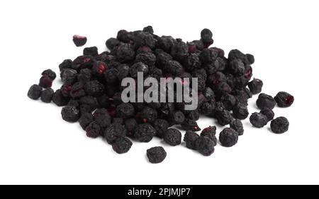 Haufen gefriergetrockneter Blaubeeren auf weißem Hintergrund Stockfoto