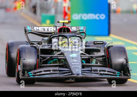 MELBOURNE, AUSTRALIEN - 01. APRIL: Lewis Hamilton aus Großbritannien fährt den Mercedes AMG Petronas F1 Team W13 während der Qualifikation für die 2023 Australian Stockfoto