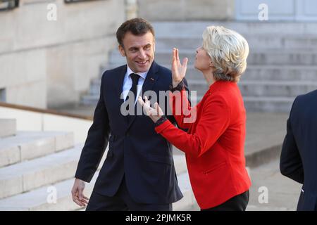 Paris, Frankreich. 03. April 2023. Emmanuel Macron, Arbeitsessen mit Frau Ursula von der Leyen, dem Ehrengericht des Elysépalastes in Paris, Frankreich, am 3. April 2023. (Foto: Lionel Urman/Sipa USA) Guthaben: SIPA USA/Alamy Live News Stockfoto