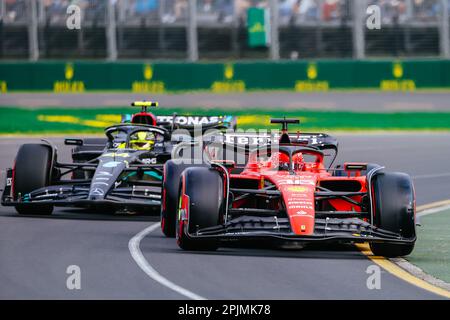 MELBOURNE, AUSTRALIEN - 01. APRIL: Charles Leclerc von Monaco und Lewis Hamilton von Großbritannien während der Qualifikation für den australischen Grand Prix 2023 bei Stockfoto