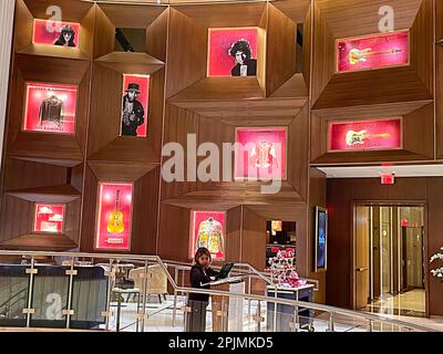 Das Hard Rock Hotel ist ein luxuriöses Reiseziel am Times Square, 2023, New York City, USA Stockfoto