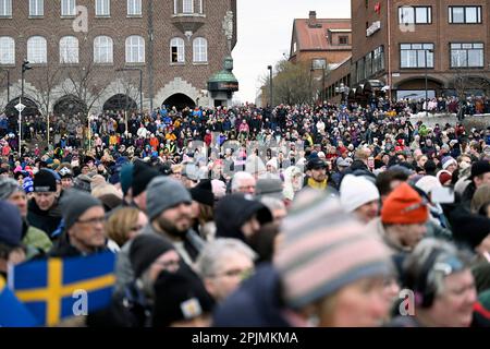 Ostersund, Schweden. 03. April 2023. Die Menschenmassen, als König Carl XVI Gustaf und Königin Silvia am 3. April 2023 Ostersund in Jamtland County besuchen, um das 50. Jubiläum des Königs auf dem Thron zu feiern.Foto: Pontus Lundahl/TT/kod 10050 Kredit: TT News Agency/Alamy Live News Stockfoto