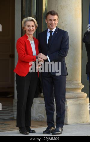 Paris, Frankreich. 03. April 2023. Emmanuel Macron, Arbeitsessen mit Frau Ursula von der Leyen, dem Ehrengericht des Elysépalastes in Paris, Frankreich, am 3. April 2023. (Foto: Lionel Urman/Sipa USA) Guthaben: SIPA USA/Alamy Live News Stockfoto