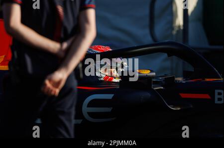 Albert Park, 2. April 2023 Max Verstappen (NED) von Team Red Bull im Boxenausgang vor einem Neustart mit noch 2 Runden. Corleve/Alamy Live News Stockfoto