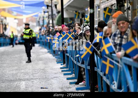 Ostersund, Schweden. 03. April 2023. Die Menschenmassen, als König Carl XVI Gustaf und Königin Silvia am 3. April 2023 Ostersund in Jamtland County besuchen, um das 50. Jubiläum des Königs auf dem Thron zu feiern.Foto: Pontus Lundahl/TT/kod 10050 Kredit: TT News Agency/Alamy Live News Stockfoto