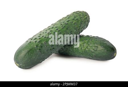 Ganze frische grüne Gurken auf weißem Hintergrund Stockfoto