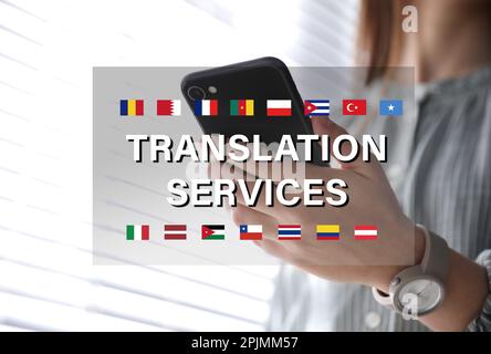 Übersetzungsdienstleistungen. Eine Frau, die ihr Smartphone drinnen hält, Nahaufnahme Stockfoto