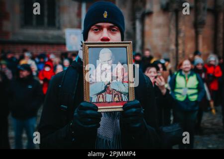 Breslau, Breslau, Polen. 2. April 2023. Anlässlich des Todestages und der Sendung des TVN über Pädophilie in der katholischen Kirche, von der Papst Johannes Paul II. Vielleicht gekannt hat -.2. April 2023 - fand der Marsch der Solidarität mit dem polnischen Papst in WrocÅ‚AW statt, ca. 8.000 Menschen manifestierten sich. Menschen. (Kreditbild: © Krzysztof Zatycki/ZUMA Press Wire) NUR REDAKTIONELLE VERWENDUNG! Nicht für den kommerziellen GEBRAUCH! Stockfoto