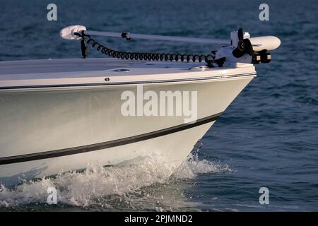 Nahaufnahme des Bugs eines Boots, das sich im Wasser bewegt. Stockfoto