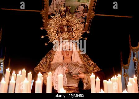 Vendrell, Spanien. 03. April 2023. Das Bild der Virgen del Consuelo. Die Bruderschaft von 'Las Penas de El Vendrell' führt die Parade mit 'Virgen del Consuelo' und 'Jesus de las Penas' während der Feier des Palmensonntags in der Osterwoche in Vendrell, Tarragona Spanien Credit: SOPA Images Limited/Alamy Live News Stockfoto