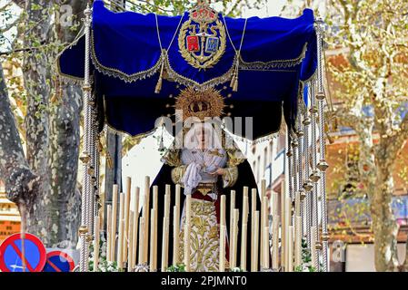 Vendrell, Spanien. 03. April 2023. Bild der Virgen del Consuelo bei der Palmensonntagsparade in Vendrell. Die Bruderschaft von 'Las Penas de El Vendrell' führt die Parade mit 'Virgen del Consuelo' und 'Jesus de las Penas' während der Feier des Palmensonntags in der Osterwoche in Vendrell, Tarragona Spanien Credit: SOPA Images Limited/Alamy Live News Stockfoto