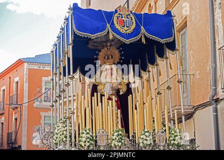 Vendrell, Spanien. 03. April 2023. Bild der Virgen del Consuelo während der Parade am Palmensonntag in Vendrell. Die Bruderschaft von 'Las Penas de El Vendrell' führt die Parade mit 'Virgen del Consuelo' und 'Jesus de las Penas' während der Feier des Palmensonntags in der Osterwoche in Vendrell, Tarragona Spanien Credit: SOPA Images Limited/Alamy Live News Stockfoto