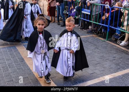 Vendrell, Spanien. 03. April 2023. Zwei Nazarener Kinder, die während der Parade am Palm Sunday in Vendrell gesehen wurden. Die Bruderschaft von 'Las Penas de El Vendrell' führt die Parade mit 'Virgen del Consuelo' und 'Jesus de las Penas' während der Feier des Palmensonntags in der Osterwoche in Vendrell, Tarragona Spanien Credit: SOPA Images Limited/Alamy Live News Stockfoto