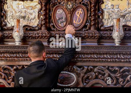 Vendrell, Spanien. 03. April 2023. Der Vorarbeiter der Bruderschaft ruft die Nazarenen mit dem Silberhammer an, um die Parade zu beginnen. Die Bruderschaft von 'Las Penas de El Vendrell' führt die Parade mit 'Virgen del Consuelo' und 'Jesus de las Penas' während der Feier des Palmensonntags in der Osterwoche in Vendrell, Tarragona Spanien Credit: SOPA Images Limited/Alamy Live News Stockfoto