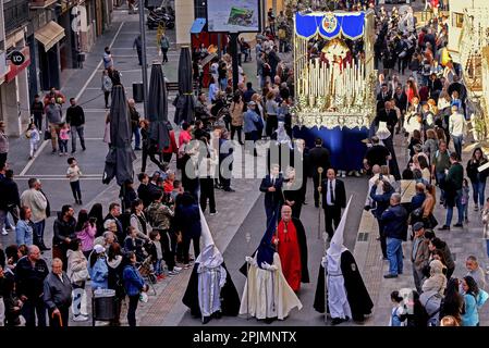 Vendrell, Spanien. 03. April 2023. Allgemeines Bild der Prozession von Virgen del Consuelo bei der Palmensonntagsparade in Vendrell. Die Bruderschaft von 'Las Penas de El Vendrell' führt die Parade mit 'Virgen del Consuelo' und 'Jesus de las Penas' während der Feier des Palmensonntags in der Osterwoche in Vendrell, Tarragona Spanien Credit: SOPA Images Limited/Alamy Live News Stockfoto