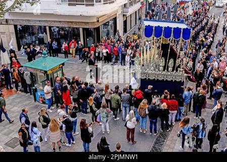 Vendrell, Spanien. 03. April 2023. Bild der Passage der Virgen del Consuelo während der Parade am Palmensonntag in Vendrell. Die Bruderschaft von 'Las Penas de El Vendrell' führt die Parade mit 'Virgen del Consuelo' und 'Jesus de las Penas' während der Feier des Palmensonntags in der Osterwoche in Vendrell, Tarragona Spanien Credit: SOPA Images Limited/Alamy Live News Stockfoto