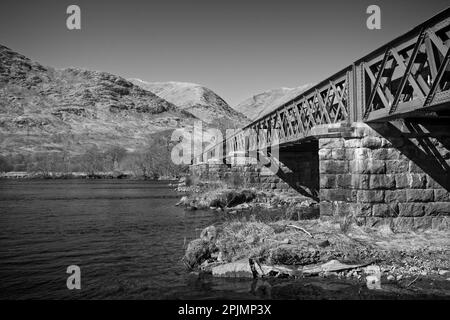 Eine grüne Metallbrücke überquert Loch Awe in den schottischen Highlands. Stockfoto