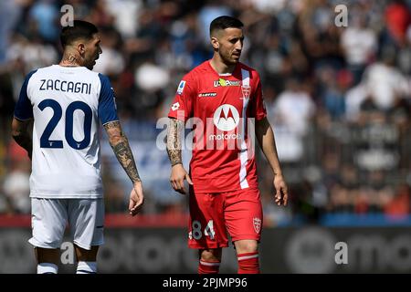 Monza, Italien. 02. April 2023 Mattia Zaccagni von SS Lazio und Patrick Ciurria von AC Monza schauen während des Fußballspiels der Serie A zwischen AC Monza und SS Lazio nach. Kredit: Nicolò Campo/Alamy Live News Stockfoto