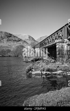 Eine grüne Metallbrücke überquert Loch Awe in den schottischen Highlands. Stockfoto