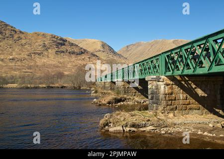 Eine grüne Metallbrücke überquert Loch Awe in den schottischen Highlands. Stockfoto