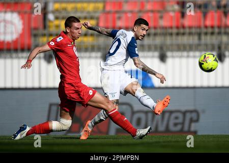 Monza, Italien. 02. April 2023 Mattia Zaccagni von SS Lazio wird während des Fußballspiels der Serie A zwischen AC Monza und SS Lazio von Valentin Antov von AC Monza herausgefordert. Kredit: Nicolò Campo/Alamy Live News Stockfoto