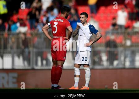 Monza, Italien. 02. April 2023 Mattia Zaccagni von SS Lazio und Pablo Mari von AC Monza sprechen am Ende des Fußballspiels der Serie A zwischen AC Monza und SS Lazio. Kredit: Nicolò Campo/Alamy Live News Stockfoto