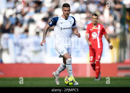 Monza, Italien. 02. April 2023 Sergej Milinkovic-Savic von SS Lazio in Aktion während des Fußballspiels der Serie A zwischen AC Monza und SS Lazio. Kredit: Nicolò Campo/Alamy Live News Stockfoto