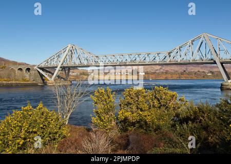 Die Connel Bridge ist eine Kragarmbrücke, die sich über Loch Etive in Connel in Schottland erstreckt. Die Brücke erstreckt sich über den schmalsten Teil des loch, an den Wasserfällen von Lor Stockfoto